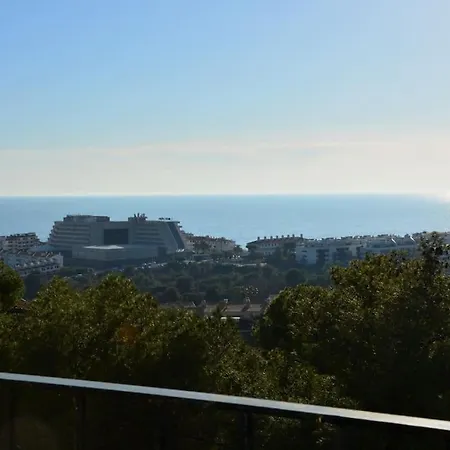 Julia: Tranquil Seaside Retreat With Spectacular Views *