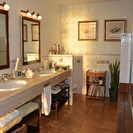 Villa Julia: Tranquil Seaside Retreat With Spectacular Views