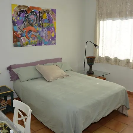 Julia: Tranquil Seaside Retreat With Spectacular Views *